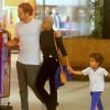 Igor Rickli e Aline Wirley andaram de mãos dadas com o filho, Antonio, pelo shopping Fashion Mall
