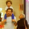 Igor Rickli e Aline Wirley levaram o filho, Antonio, para passeio no shopping Fashion Mall