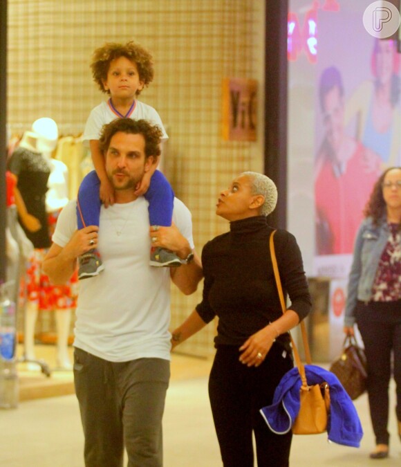 Igor Rickli e Aline Wirley levaram o filho, Antonio, para passeio no shopping Fashion Mall