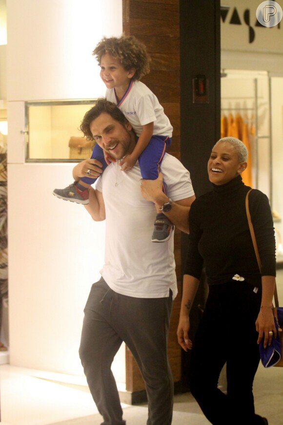 Igor Rickli e Aline Wirley passearam com o filho, Antonio, pelo shopping Fashion Mall, na zona sul do Rio, nesta terça-feira, 18 de setembro de 2018