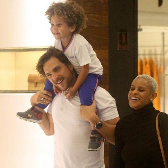 Igor Rickli e Aline Wirley passearam com o filho, Antonio, pelo shopping Fashion Mall, na zona sul do Rio, nesta terça-feira, 18 de setembro de 2018