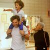 Igor Rickli carregou o filho, Antonio, nas costas durante o passeio pelo shopping Fashion Mall