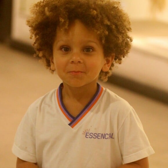 Antonio, filho de Igor Rickli e Aline Wirley, roubou a atenção durante passeio pelo shopping Fashion Mall
