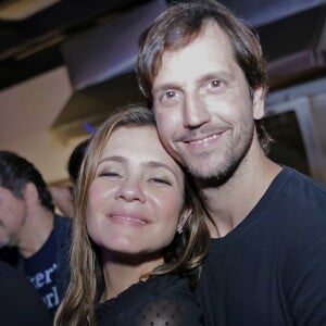 Vladimir Brichta foi com a mulher, Adriana Esteves, ao show do duo que tem o filho mais velho dela, Felipe Ricca, como integrante