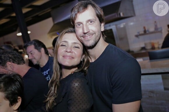 Vladimir Brichta foi com a mulher, Adriana Esteves, ao show do duo que tem o filho mais velho dela, Felipe Ricca, como integrante