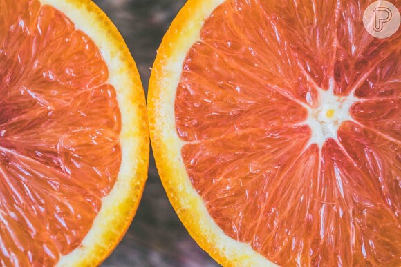 A laranja é rica em vitamina C, que pode ser substituída por óleo canabidiol