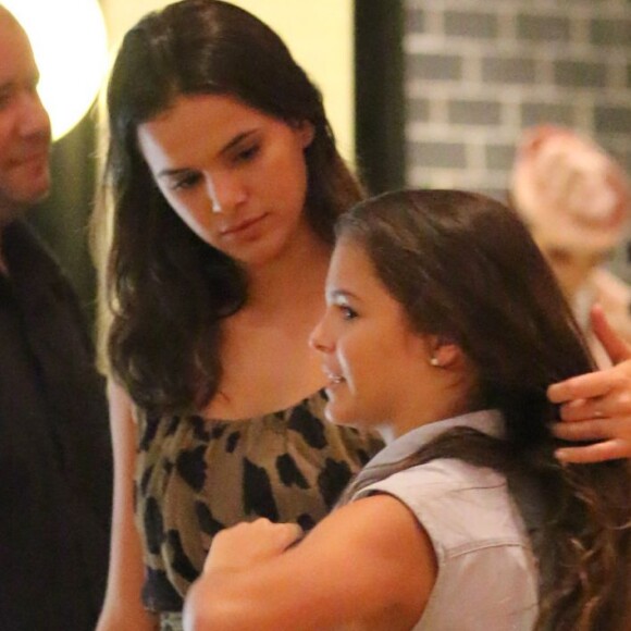Bruna Marquezine se reuniu com sua família em um restaurante do Rio de Janeiro para comemorar aniversário de Luana