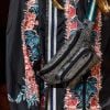 Mais esportiva, Anna Sui usou acabamento bem despojado para peça feita em tecido nobre