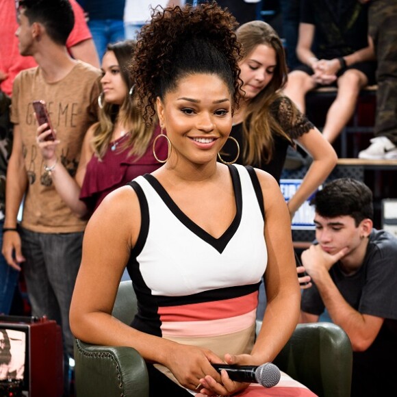 'Cada pessoa tem uma configuração. Cada uma com sua natureza, sua história e seu valor com tudo isso. Eu tenho pressa é de ser feliz e você?', disse Juliana Alves