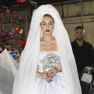 E foi, inclusive, a proposta do vestido de noiva do desfile, que tem a cara dos anos 80