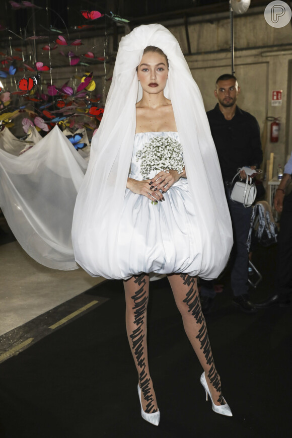 E foi, inclusive, a proposta do vestido de noiva do desfile, que tem a cara dos anos 80