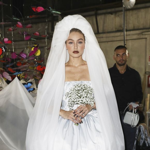 E foi, inclusive, a proposta do vestido de noiva do desfile, que tem a cara dos anos 80