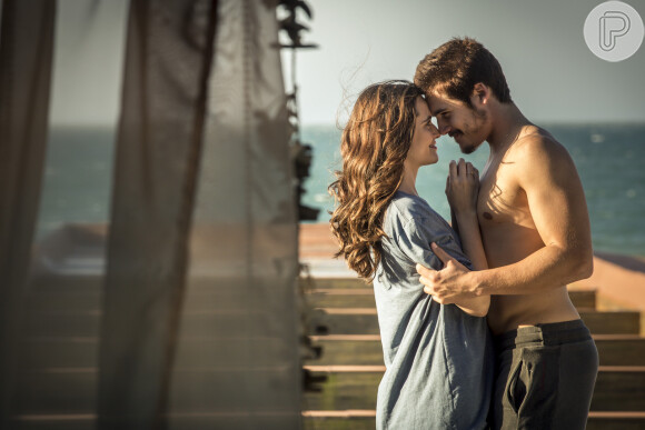 Marocas (Juliana Paiva) dá um beijo em Samuca (Nicolas Prattes) depois que ele acorda no capítulo de quarta-feira, 3 de outubro de 2018 da novela 'O Tempo Não Para'