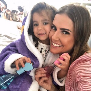 Filha de Deborah Secco, Maria Flor é sucesso nas redes sociais