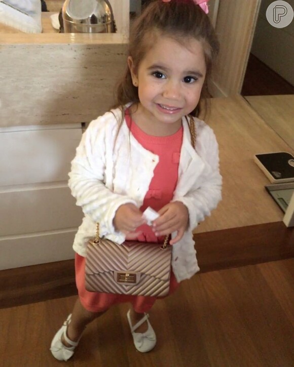 Maria Flor, de 2 anos, é filha dos atores Deborah Secco e Hugo Moura