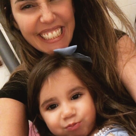 Deborah Secco encantou os seguidores ao mostrar foto com a filha na web