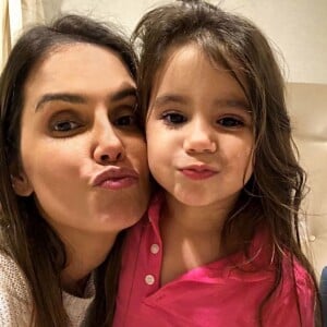 Filha de Deborah Secco, Maria Flor visitou atriz em bastidor de novela