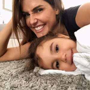 Deborah Secco relatou o desafio ao voltar à televisão e cuidar da filha