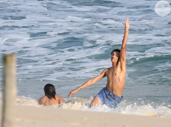 Pabllo Vittar brinca na beira do mar do Rio