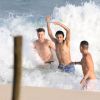 Pabllo Vittar é flagarda com amigos em praia