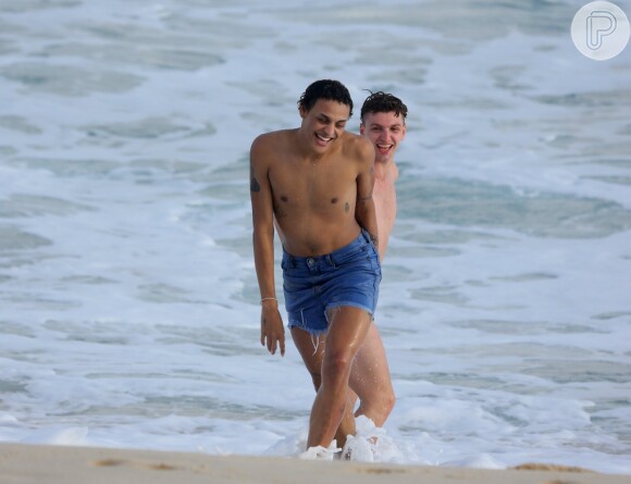 Pabllo Vittar exibe o peitoral em praia do Rio