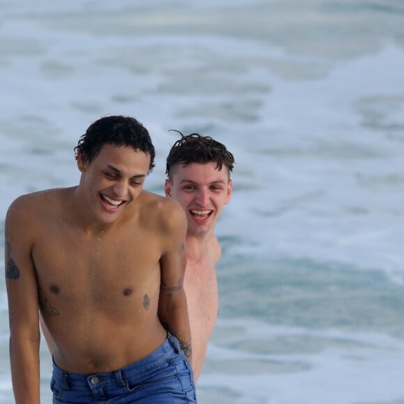 Pabllo Vittar exibe o peitoral em praia do Rio