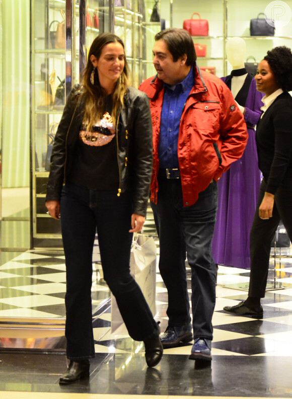 Fausto Silva passeia em shopping com a mulher, Luciana Cardoso, na Barra da Tijuca, no Rio, nesta quinta-feira, 14 de agosto de 2014