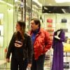 Fausto Silva olha vitrine em shopping com a mulher, Luciana, no Rio