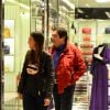 Fausto Silva visita loja no Rio com a mulher, Luciana Cardoso