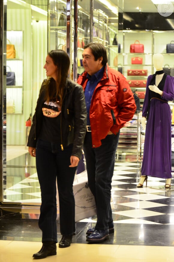 Fausto Silva visita loja no Rio com a mulher, Luciana Cardoso