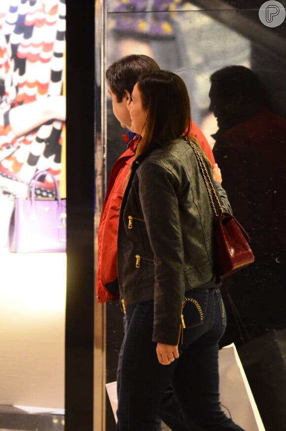 Fausto Silva passeia em shopping com a mulher, Luciana Cardoso