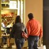 Fausto Silva passeia em shopping com a  mulher, Luciana Cardoso