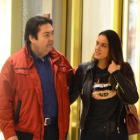 Fausto Silva passeia abraçado com a mulher, Luciana Cardoso, em shopping do Rio