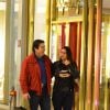 Fausto Silva leva sacola da Gucci durante passeio em shopping com a mulher, Luciana Cardoso