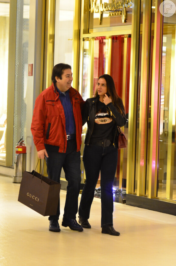 Fausto Silva leva sacola da Gucci durante passeio em shopping com a mulher, Luciana Cardoso