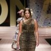 Desfile da Dolce & Gabbana fechou a Semana de Moda de Milão em 23 de setembro de 2018. Uma das musas da grife. Ashley Graham teve suas curvas valorizadas por um modelo todo drapeado, em animal print