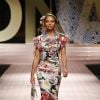 Floral exuberante e modelo drapeado, um clássico nos looks da Dolce & Gabbana
