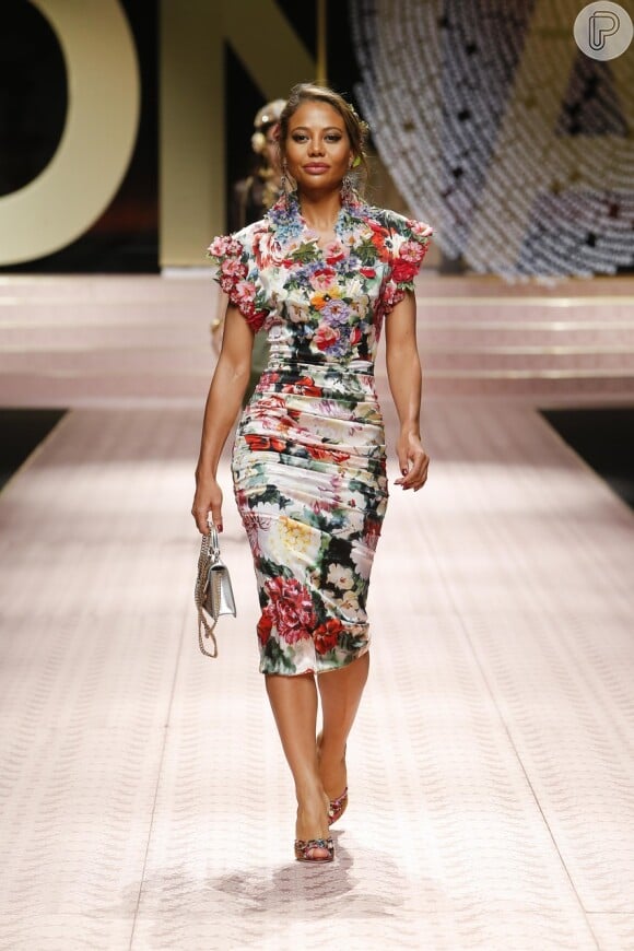 Floral exuberante e modelo drapeado, um clássico nos looks da Dolce & Gabbana