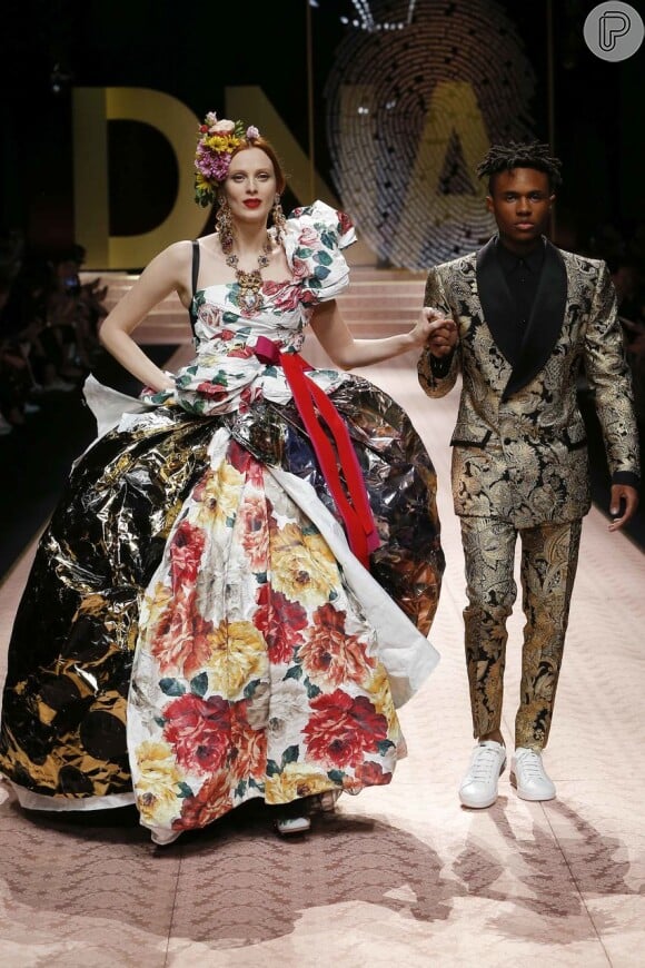 A top model veterana Karen Elson veste um modelo extravagante no desfile da Dolce & Gabbana