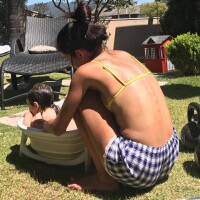 Adriana Sant'Anna tem ajuda do filho, Rodrigo, com caçula: 'Dando banho na irmã'