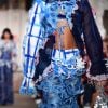 Na Semana de Moda de Londres, a grife ASAI apostou no tie dye azul em peças mais modernas