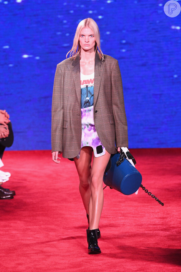 Calvin Klein apostou no tie dye nas saias em tons de lilás e roxo na Semana de Moda de Nova York