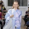O tie de clássico em tons de azul apareceu na camisa de botão da grife Proenza Schouler na Semana de Moda de Nova York, no dia 10 de setembro de 2018