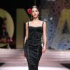 Bruna Marquezine, no domingo (23), desfilou pela Dolce & Gabbana