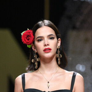 Bruna Marquezine, no domingo (23), desfilou pela Dolce & Gabbana