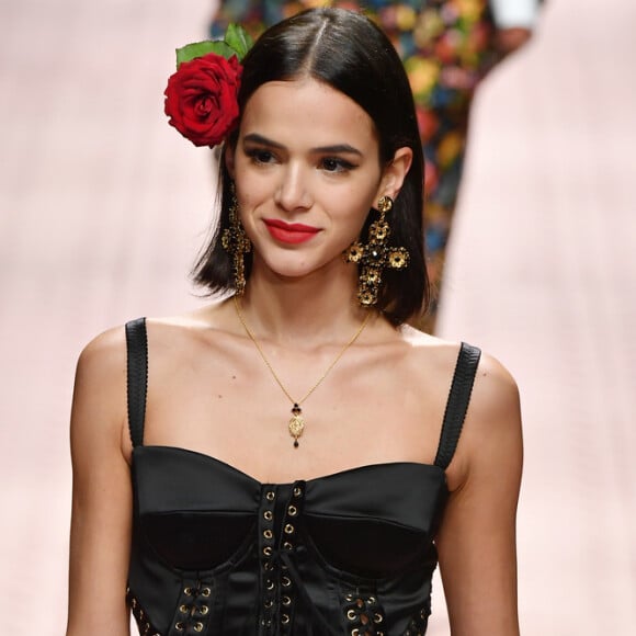 No desfile da marca italiana, Bruna Marquezine cruzou a passarela com um midi poderoso