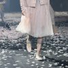 Saias e vestidos de tule, com referências ao universo de balé, também apareceram combinando com a sapatilha da Dior em Paris
