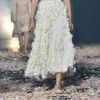Saias bordadas no comprimento midi e sapatilha com tiras fazem parte da coleção de Dior para a primavera/verão 2019