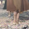 A sapatilha de amarrar no tornozelo, com referência à bailarinas, promete ser hit romântico do próximo verão