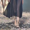 Contraste: vestido de transparência preto e sapatilha nude para deixar o look de verão mais estiloso